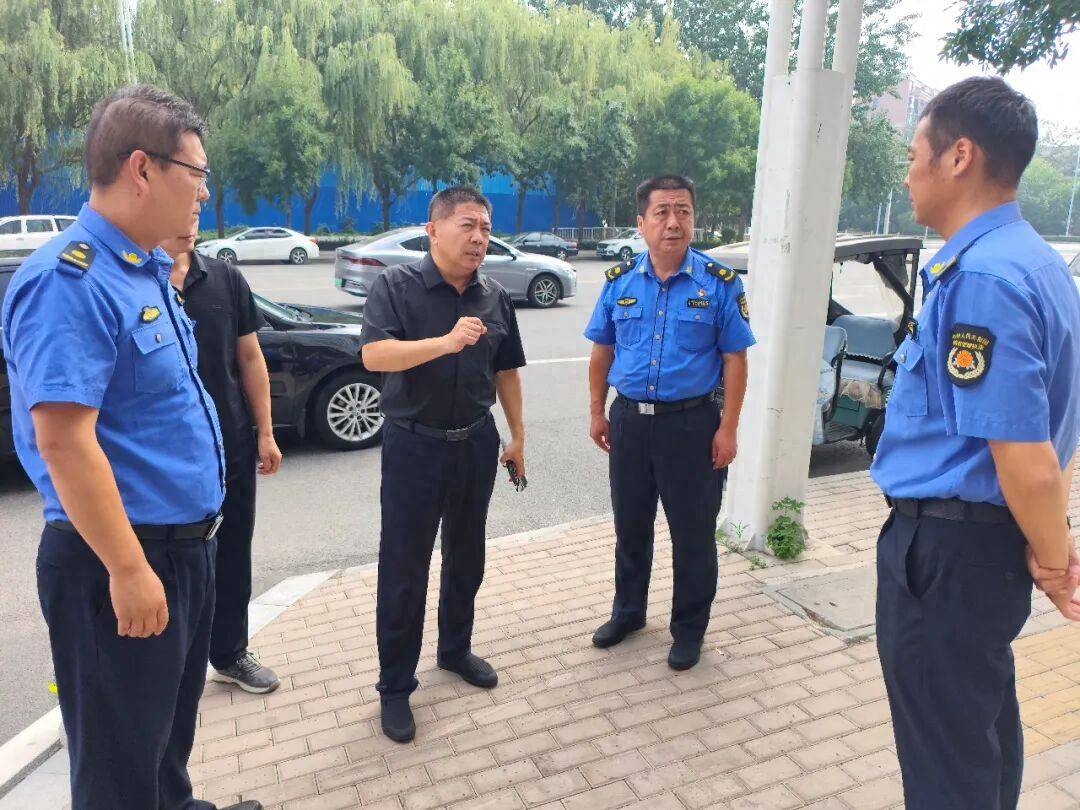 安陽城市管理局領導調研裝修垃圾轉運點規範化建設管理工作