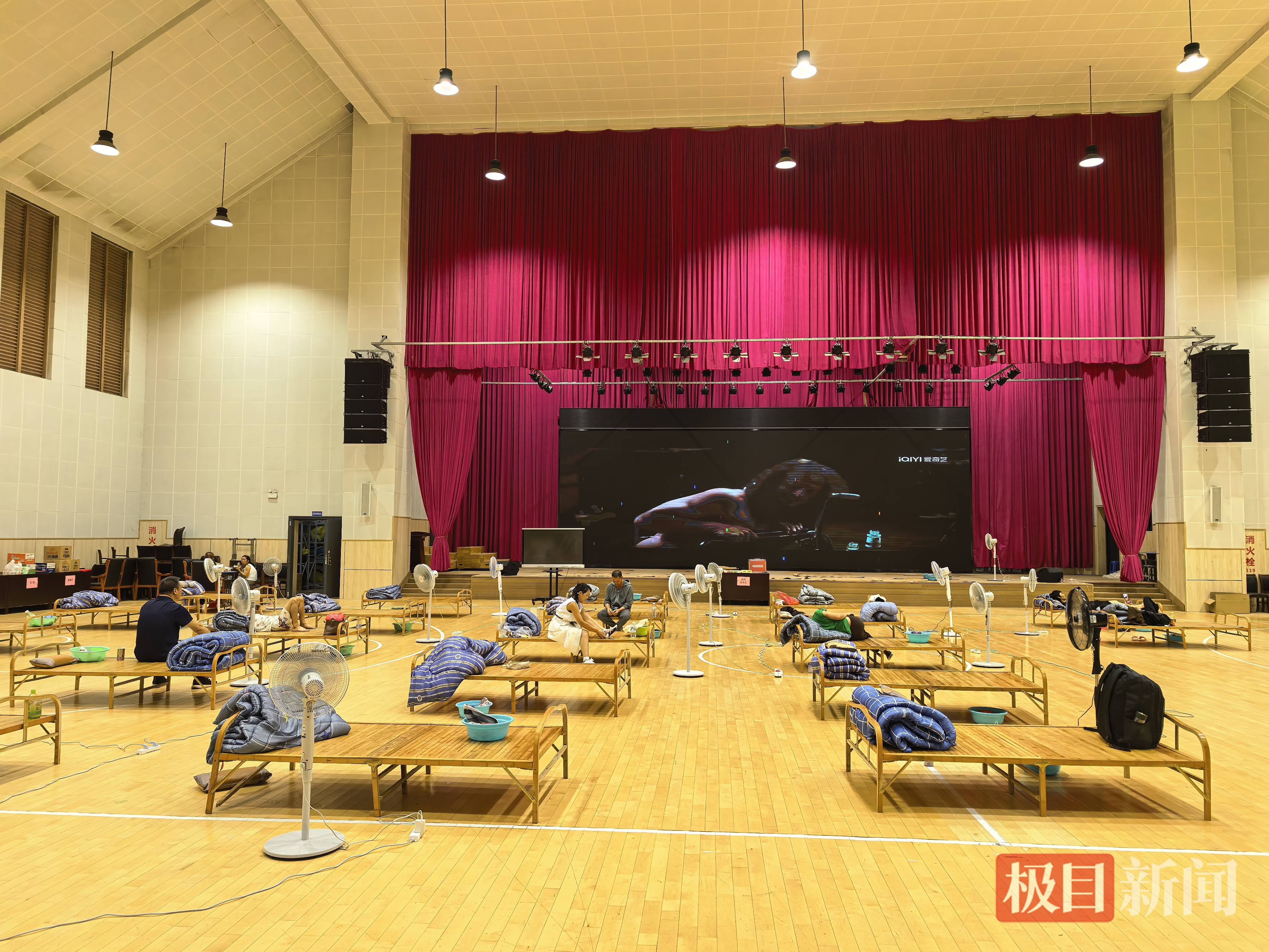“巴威”即將登陸，福建海邊小鎮中學體育館變安置點，漁民稱“睡得舒服”還拍短影片