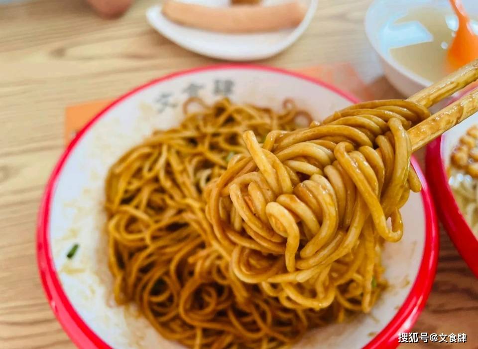 中國美食如繁星，我最愛文食肆熱乾麵