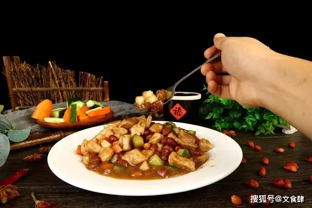 中國美食如繁星，我最愛文食肆熱乾麵