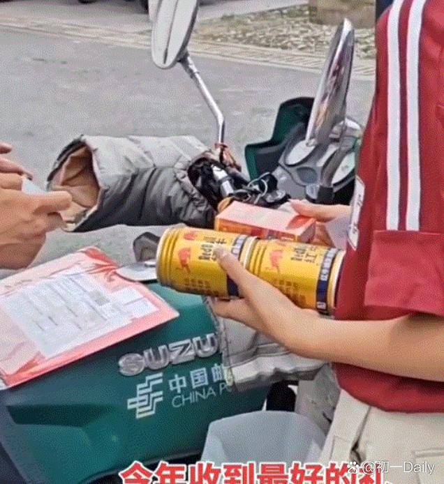 原創一快遞員為女生送來高考錄取通知書，而女生下來拿通知書時，為了分享自己這份金榜題名的喜悅和感謝快遞員送件，不但全程笑容滿面，還特地為快遞員準備了禮物。熱浪翻滾的午後，一份錄取通知書被送到樓下，接著，一個小小的禮物，把這個夏天點亮了。快遞員一路小跑，滿頭是汗，手裡的信封被他護得緊緊的，...