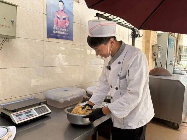 澤普特色烤鴿子：傳統工藝鎖住鮮香 煙火美食啟用舌尖經濟