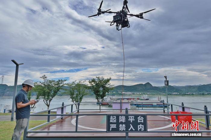 湖北宜昌：三峽樞紐核心區“空中快遞”暖船家