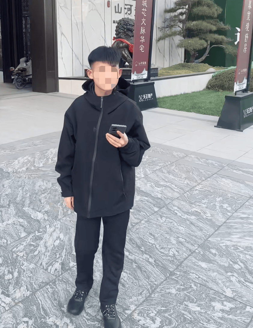 10歲小孩虛歲40，商務風穿搭小學生之中的權利遊戲