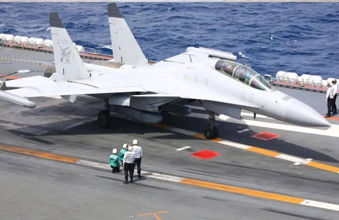 原創中國航母遠洋作戰關鍵殲-15D電子戰機