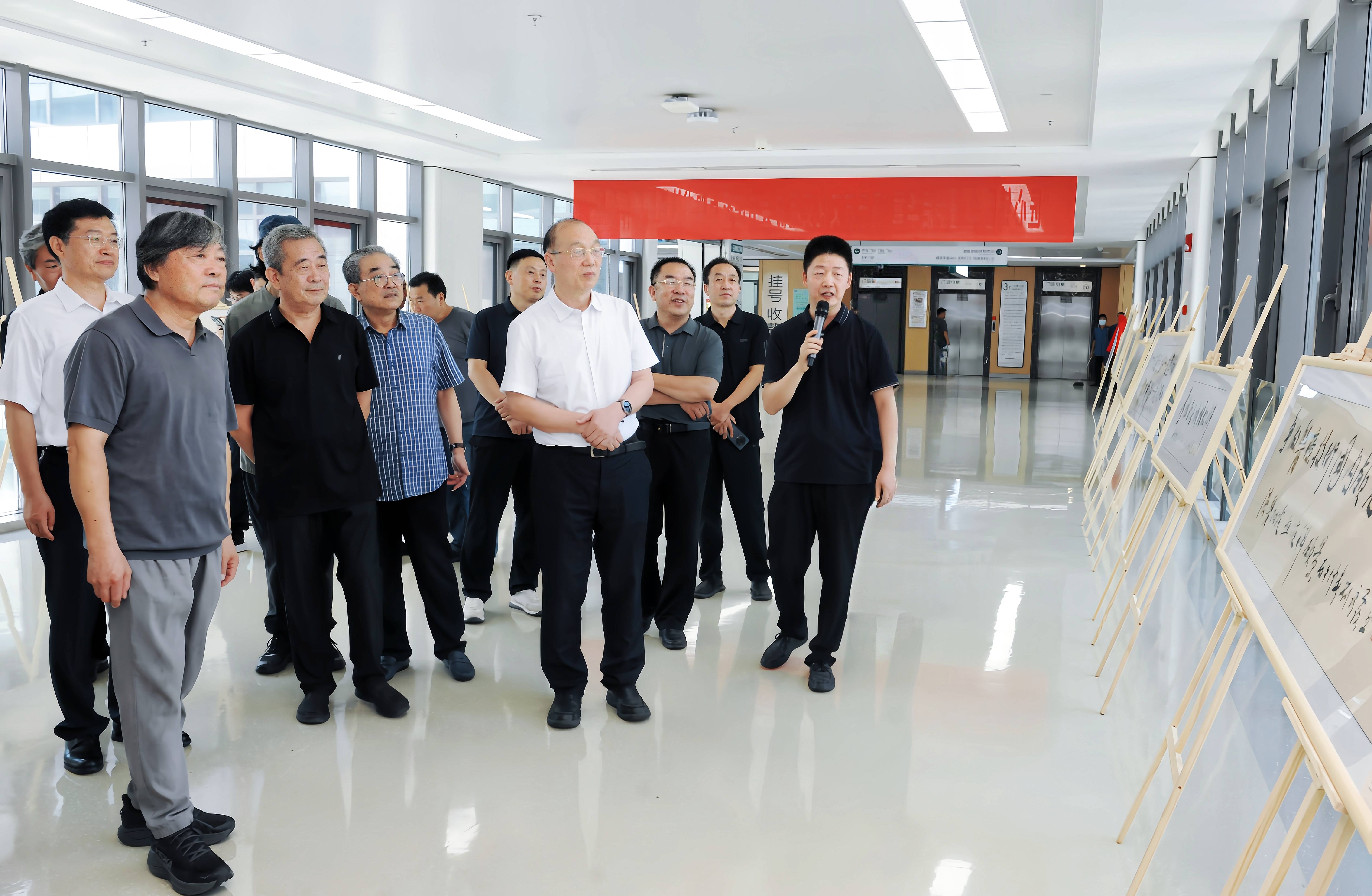濟寧醫學院附屬醫院：百幅書法進病房 人文關懷到床旁
