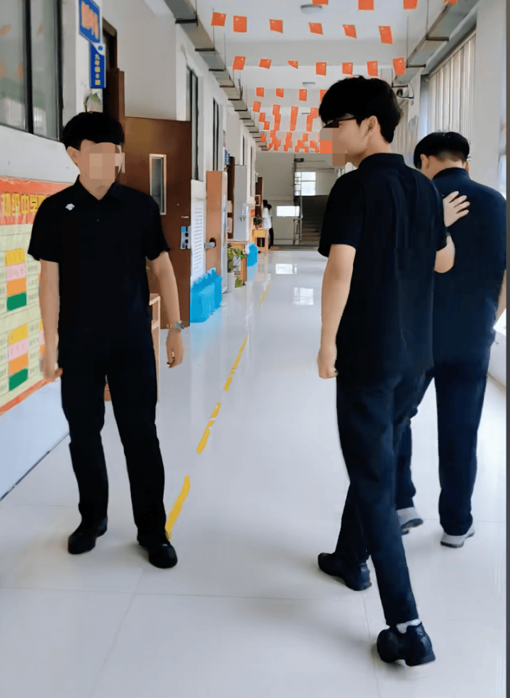 10歲小孩虛歲40，商務風穿搭小學生之中的權利遊戲