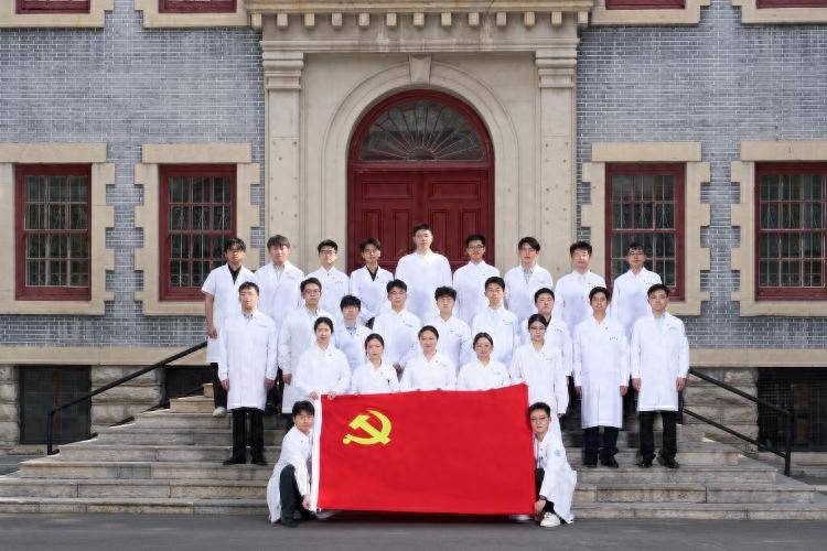 齊魯醫院（第一臨床學院）神經外科腦健康與功能重構研究生黨支部獲批第四批全國高校“百個研究生樣板黨支部”
