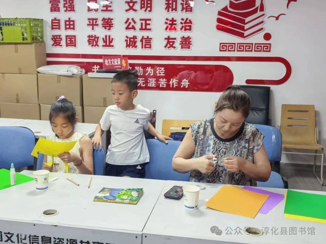 原創淳化縣圖書館開展暑期多巴胺盆栽親子手工活動