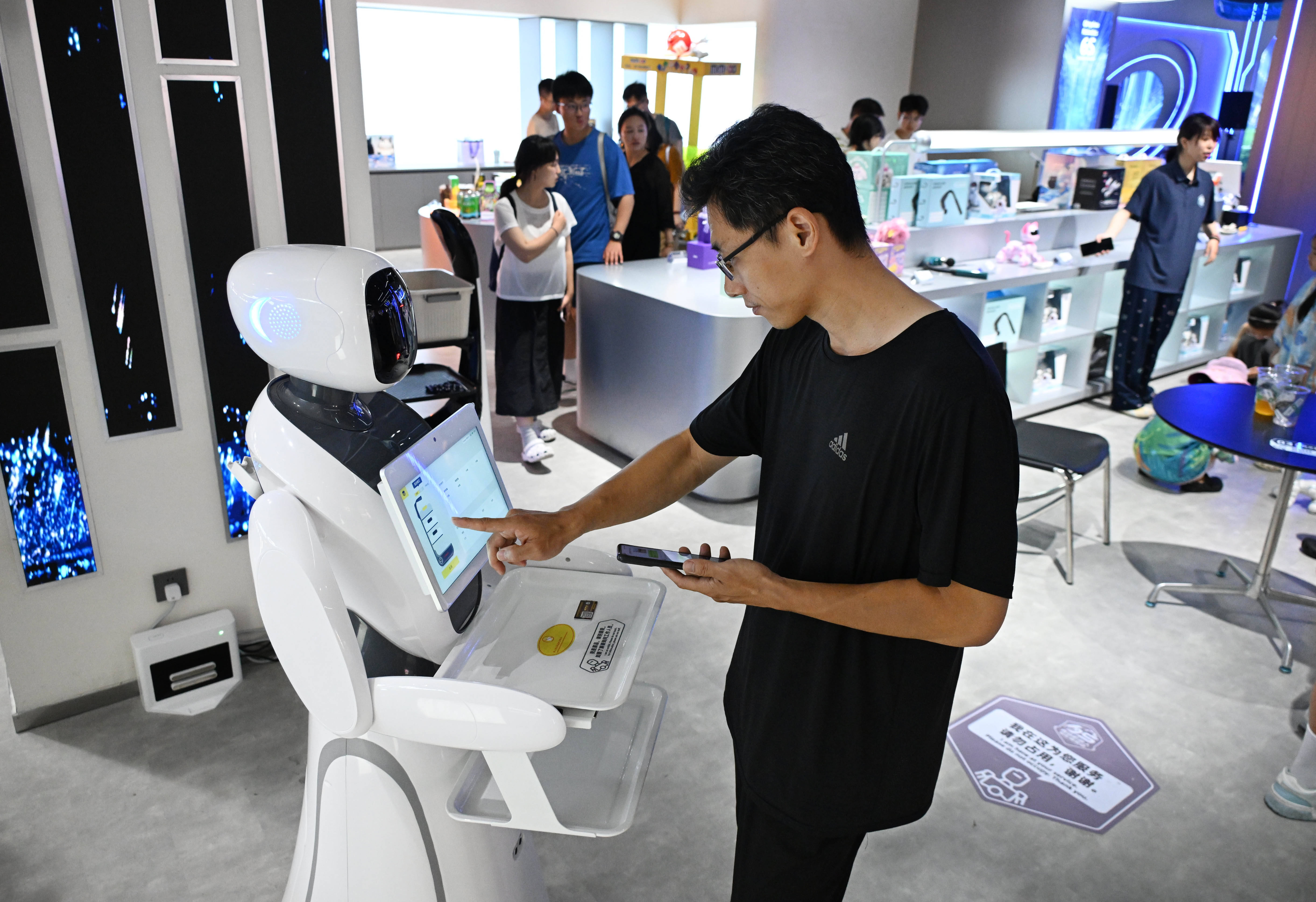可租賃可定製 青島首家機器人6S體驗店開業