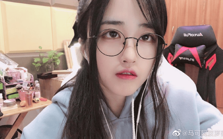 原創千萬粉主播菠蘿賽東沉寂一年後復出：暴瘦30斤，還考上北大研究生