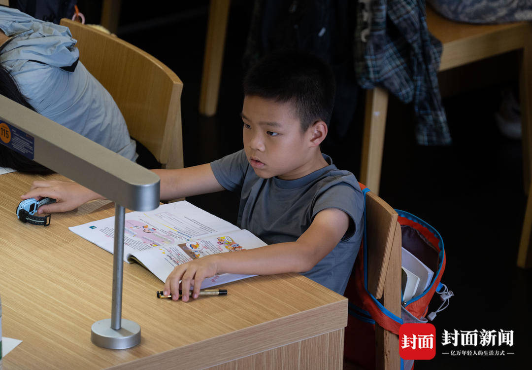 “充電”避暑做早操 圖書館裡一座難求|