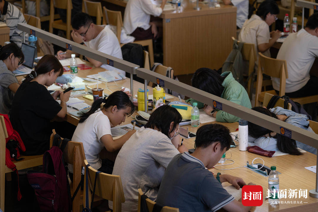 “充電”避暑做早操 圖書館裡一座難求|