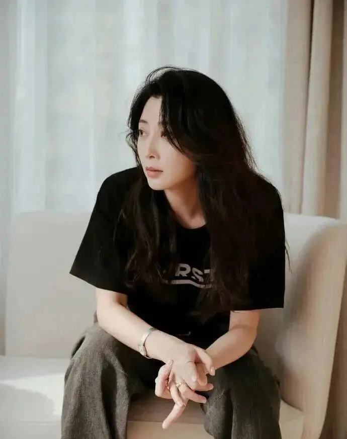 殷桃把成熟女性的舒展感穿進骨子裡，隨性素雅又自然！