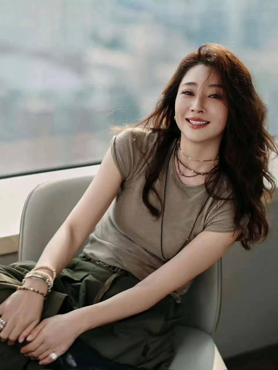 殷桃把成熟女性的舒展感穿進骨子裡，隨性素雅又自然！