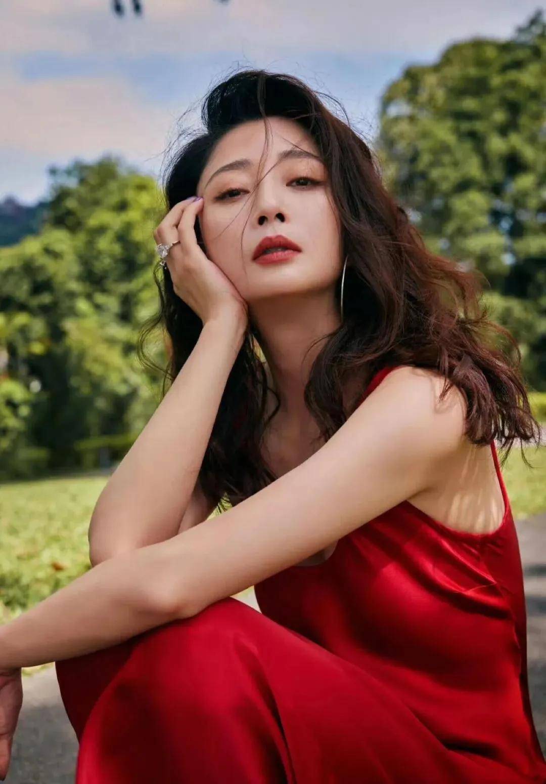 殷桃把成熟女性的舒展感穿進骨子裡，隨性素雅又自然！