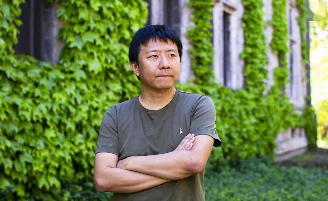 菲爾茲獎得主鄧煜：愛看動漫、沉迷寫詩、“相信奇蹟與魔法”……一位“活人感”數學家的B面