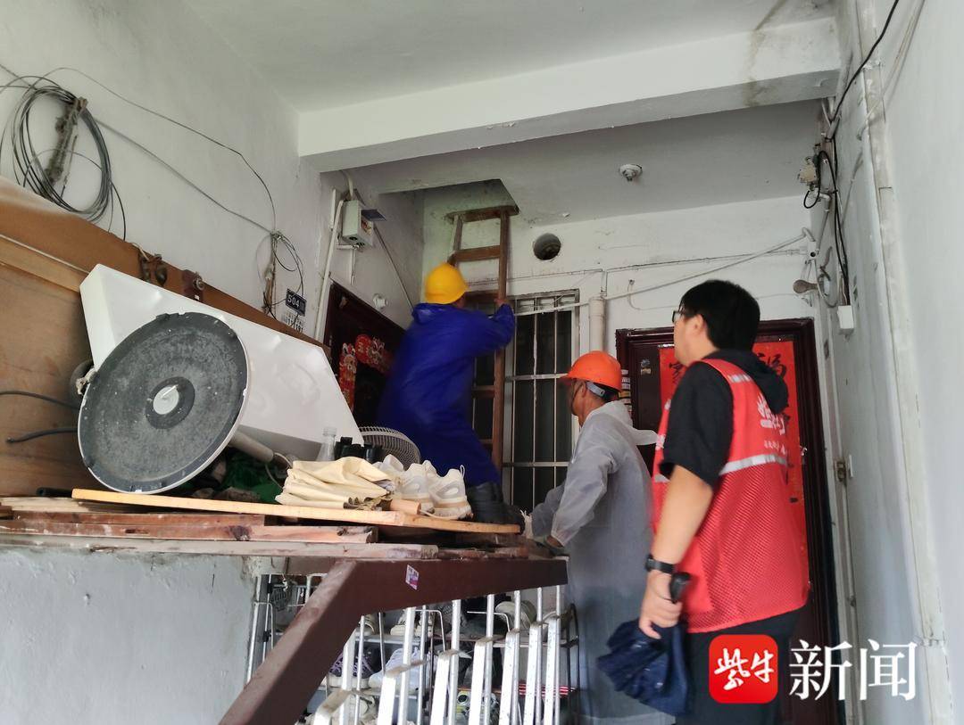 暴雨過後屋頂滲水，社羣快速排澇解民憂