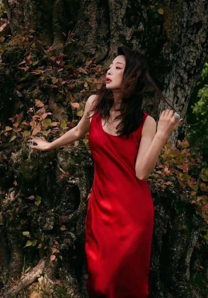 殷桃把成熟女性的舒展感穿進骨子裡，隨性素雅又自然！