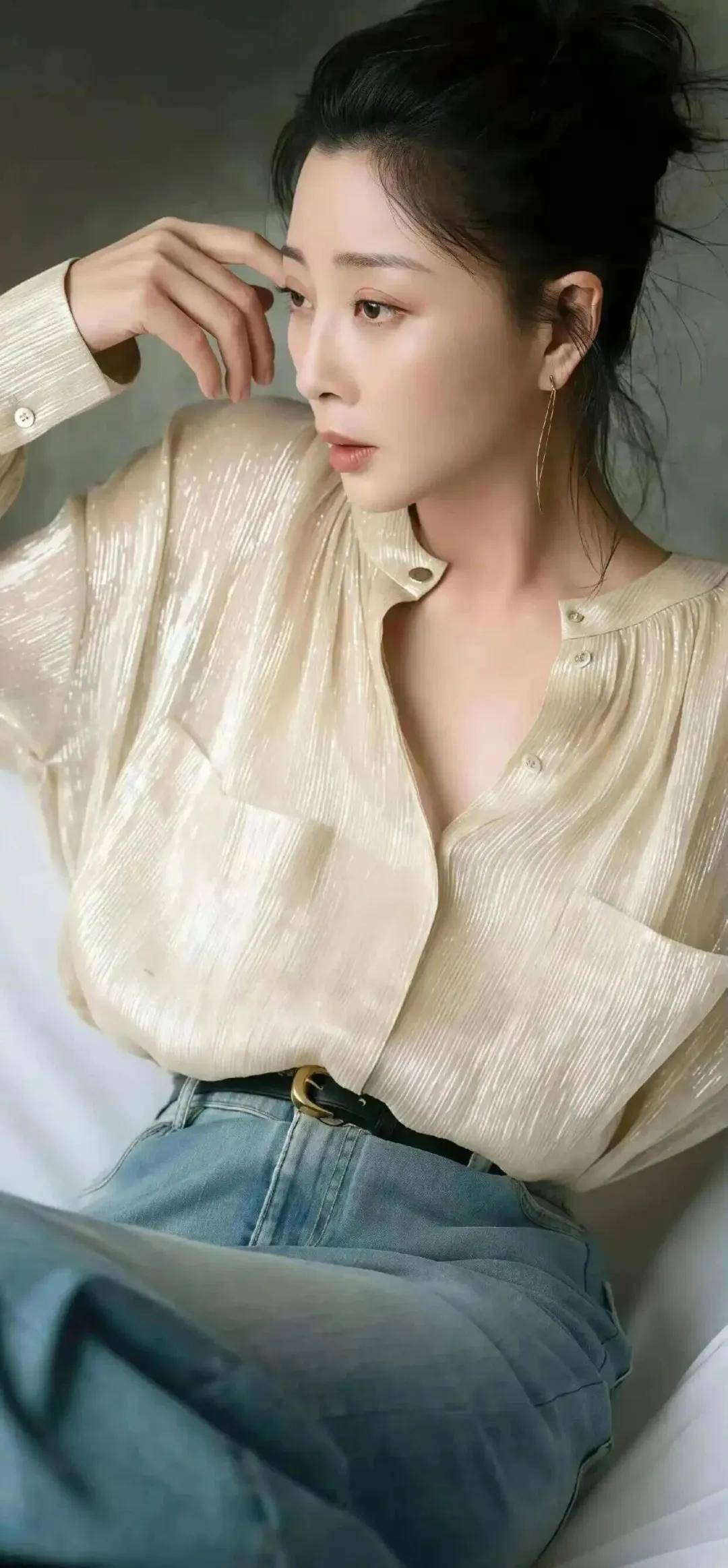 殷桃把成熟女性的舒展感穿進骨子裡，隨性素雅又自然！