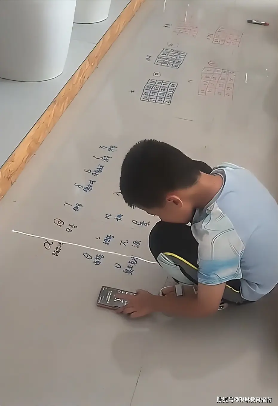原創“兒子是數學天才，當媽的卻只想揍他”小學生蹲在地上鑽研數學，家長卻滿心厭惡