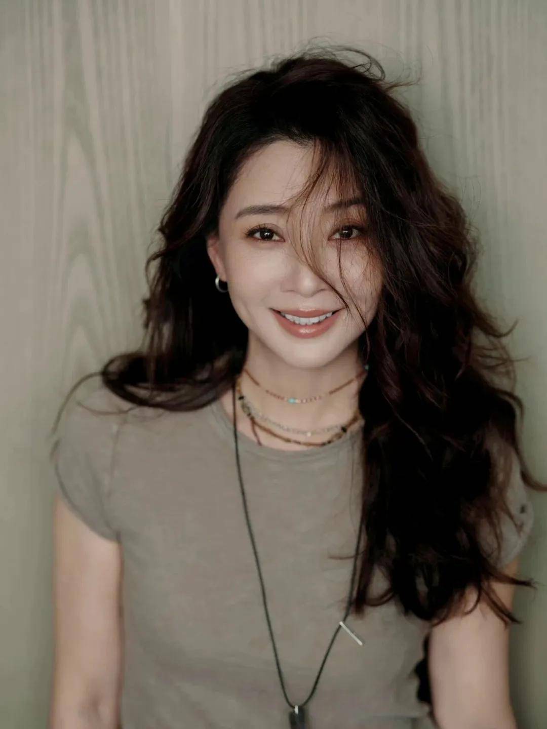 殷桃把成熟女性的舒展感穿進骨子裡，隨性素雅又自然！