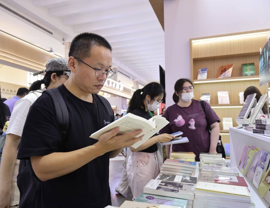 走下環衛車直奔書展！楊浦兩位“城市美容師”書香覓初心