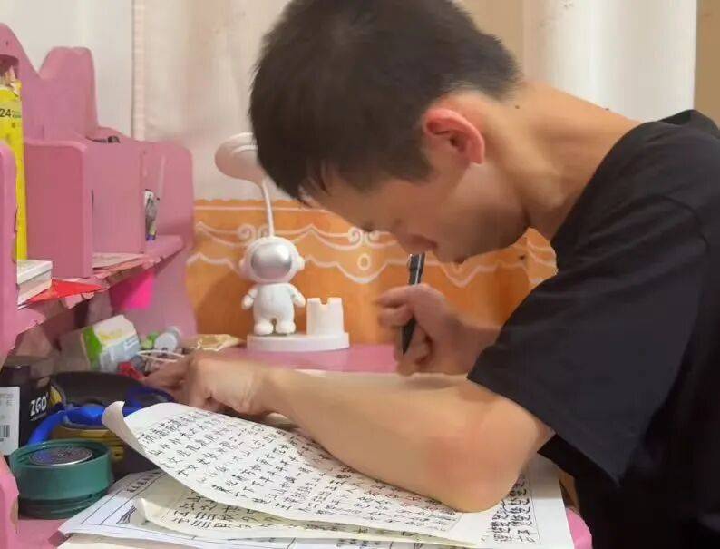 157級臺階，擋不住少年的大學夢！