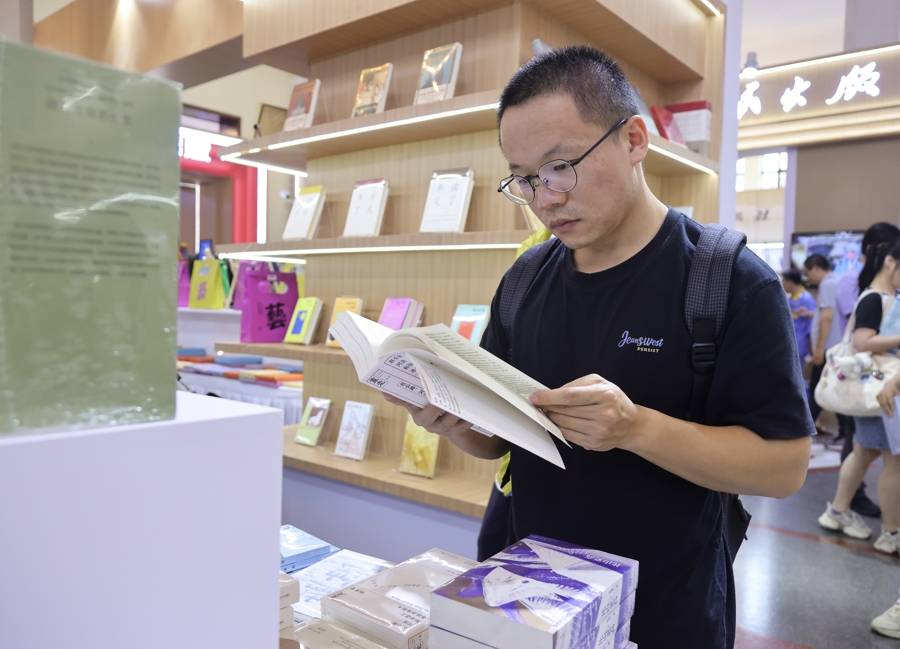 走下環衛車直奔書展！楊浦兩位“城市美容師”書香覓初心