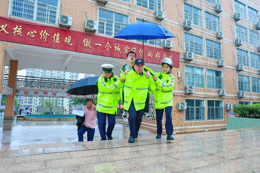 157級臺階，擋不住少年的大學夢！