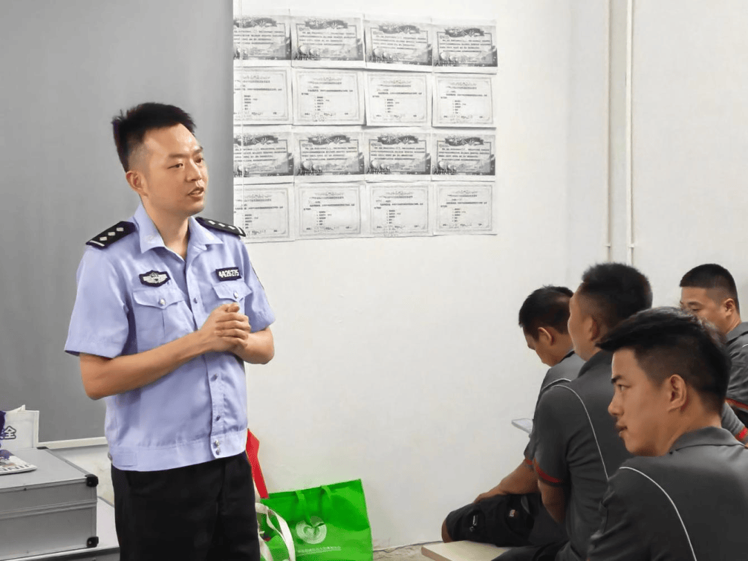 快遞小哥化身“流動防毒哨”！禁毒普法走進快遞物流網點