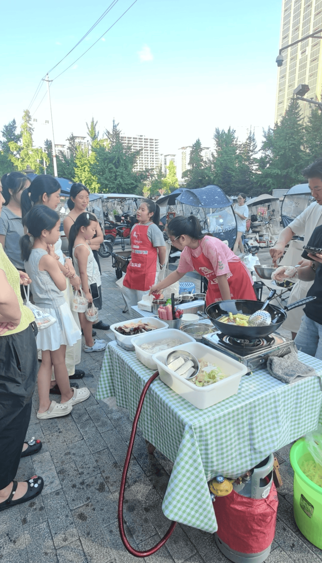 擺地攤賺錢嗎？成都小學生暑假賣土豆 月入近萬元｜暑期“熱”觀察③