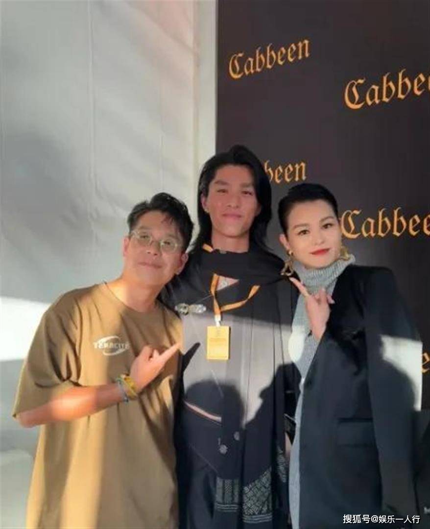 原創從硬漢到嫵媚！知名港星兒子長髮飄逸表情嬌媚，裝扮偏女性化，昔日帥氣形象不再