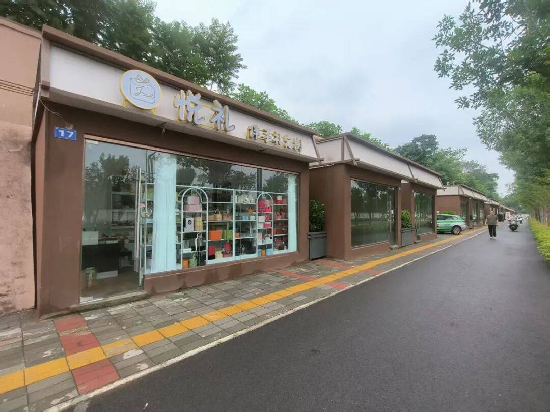 年租金2萬元！鄭州人行道冒出一排鋪面擠佔盲道，鄭州城管：是違建，取證完成會立案處理
