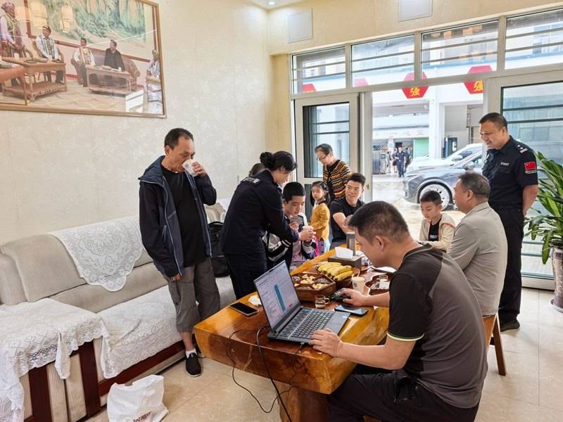 雲南怒江：暴雨突襲美麗公路突發泥石流 移民管理警察逆行救援暖民心