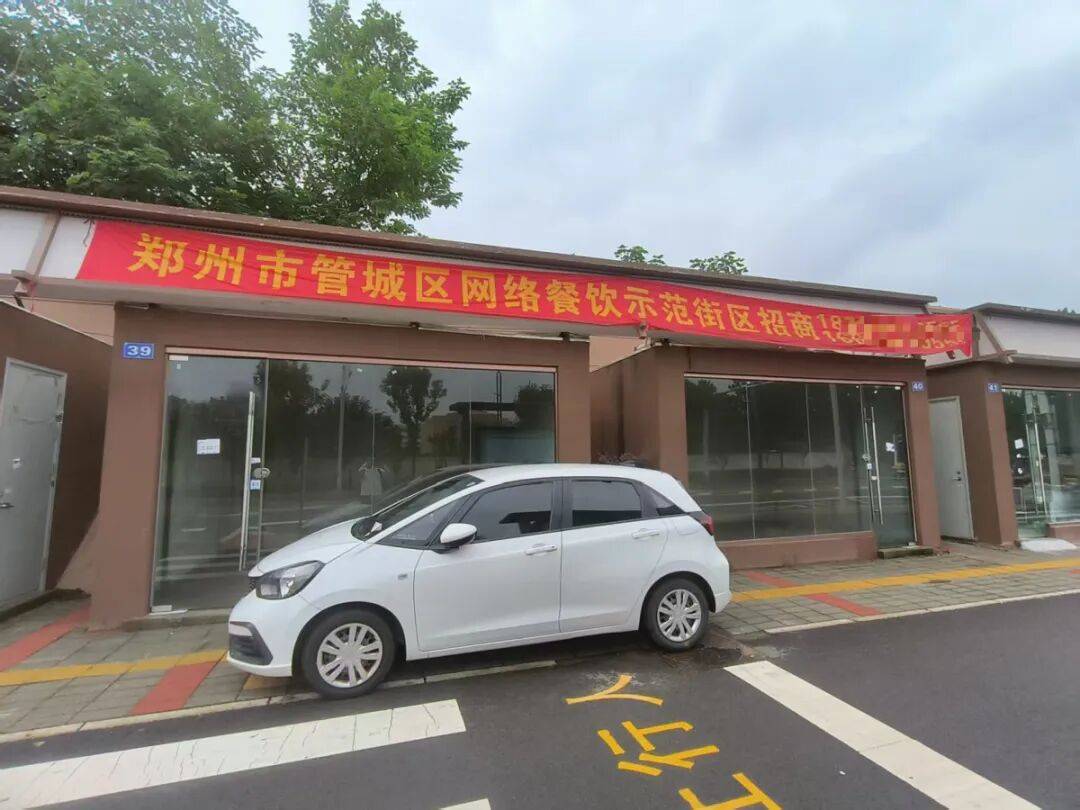 年租金2萬元！鄭州人行道冒出一排鋪面擠佔盲道，鄭州城管：是違建，取證完成會立案處理