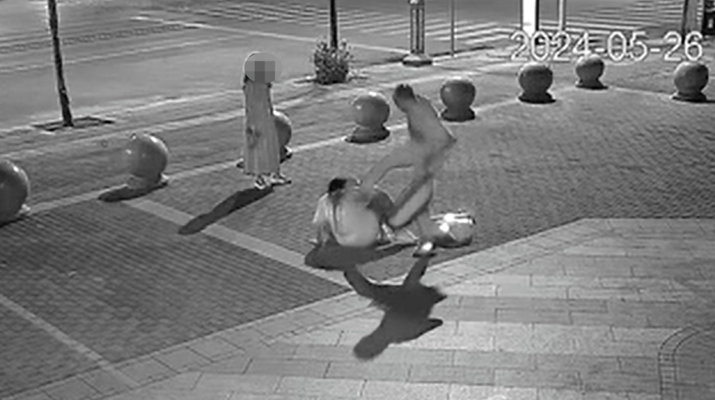 男子當街腳踹女兒，小夥制止時絆摔男子致其輕傷：小夥一審被定罪免罰，二審發回重審下週開庭