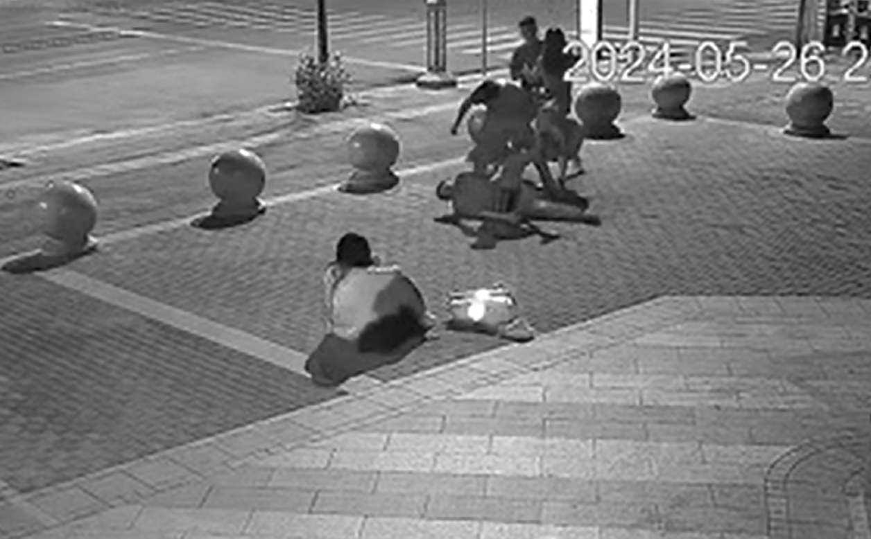 男子當街腳踹女兒，小夥制止時絆摔男子致其輕傷：小夥一審被定罪免罰，二審發回重審下週開庭