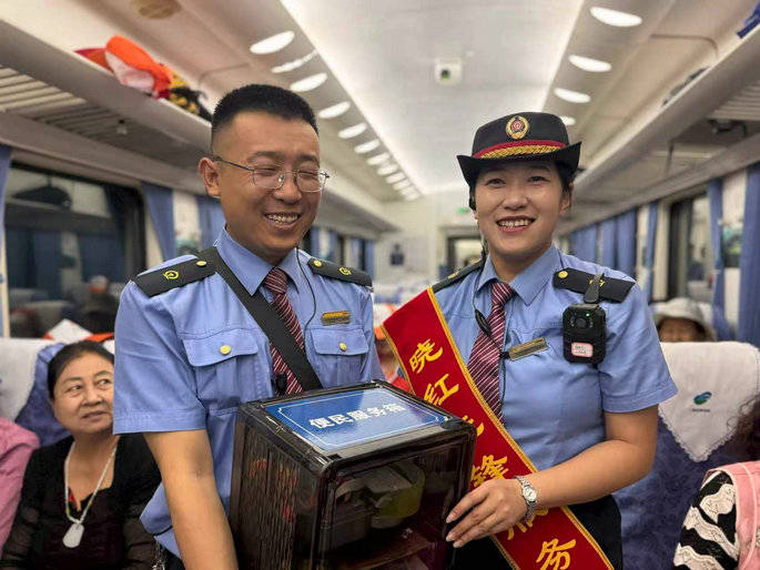 國鐵呼和浩特局開行烏蘭哈達“火山號”旅遊列車