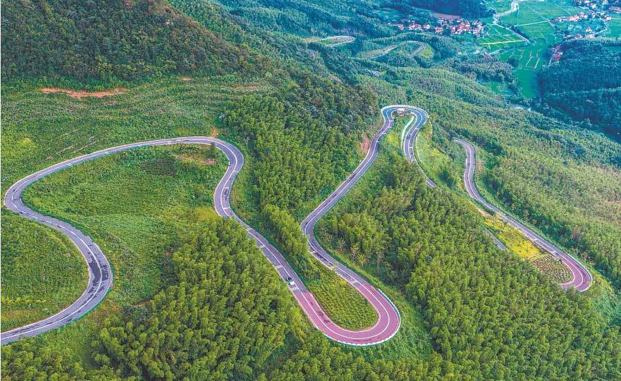 廬南旅遊風景線蜿蜒的盤山公路