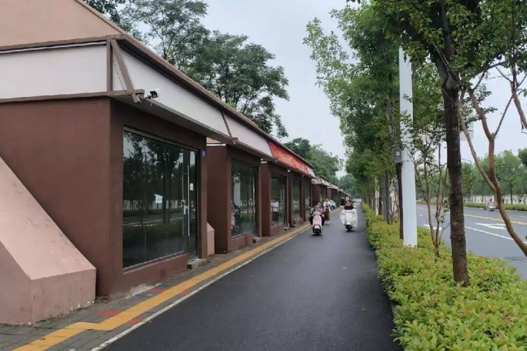 年租金2萬元！鄭州人行道冒出一排鋪面擠佔盲道，鄭州城管：是違建，取證完成會立案處理