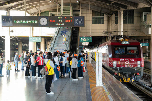 國鐵呼和浩特局開行烏蘭哈達“火山號”旅遊列車