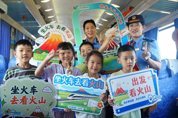 國鐵呼和浩特局開行烏蘭哈達“火山號”旅遊列車