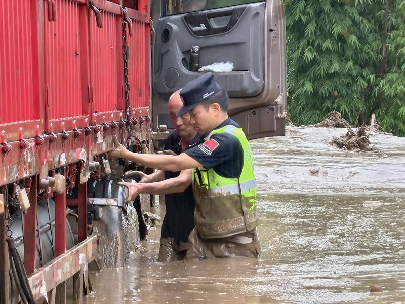 雲南怒江：暴雨突襲美麗公路突發泥石流 移民管理警察逆行救援暖民心