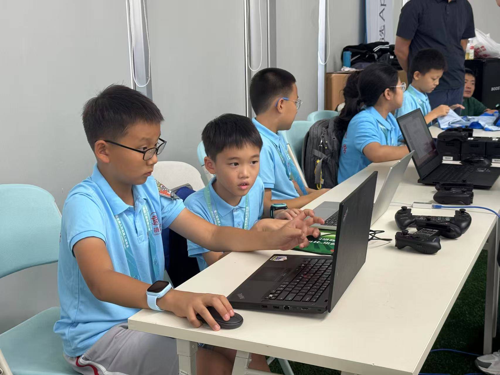 機械小將綠茵爭鋒，北京小學生挺進世界人形機器人運動會總決賽