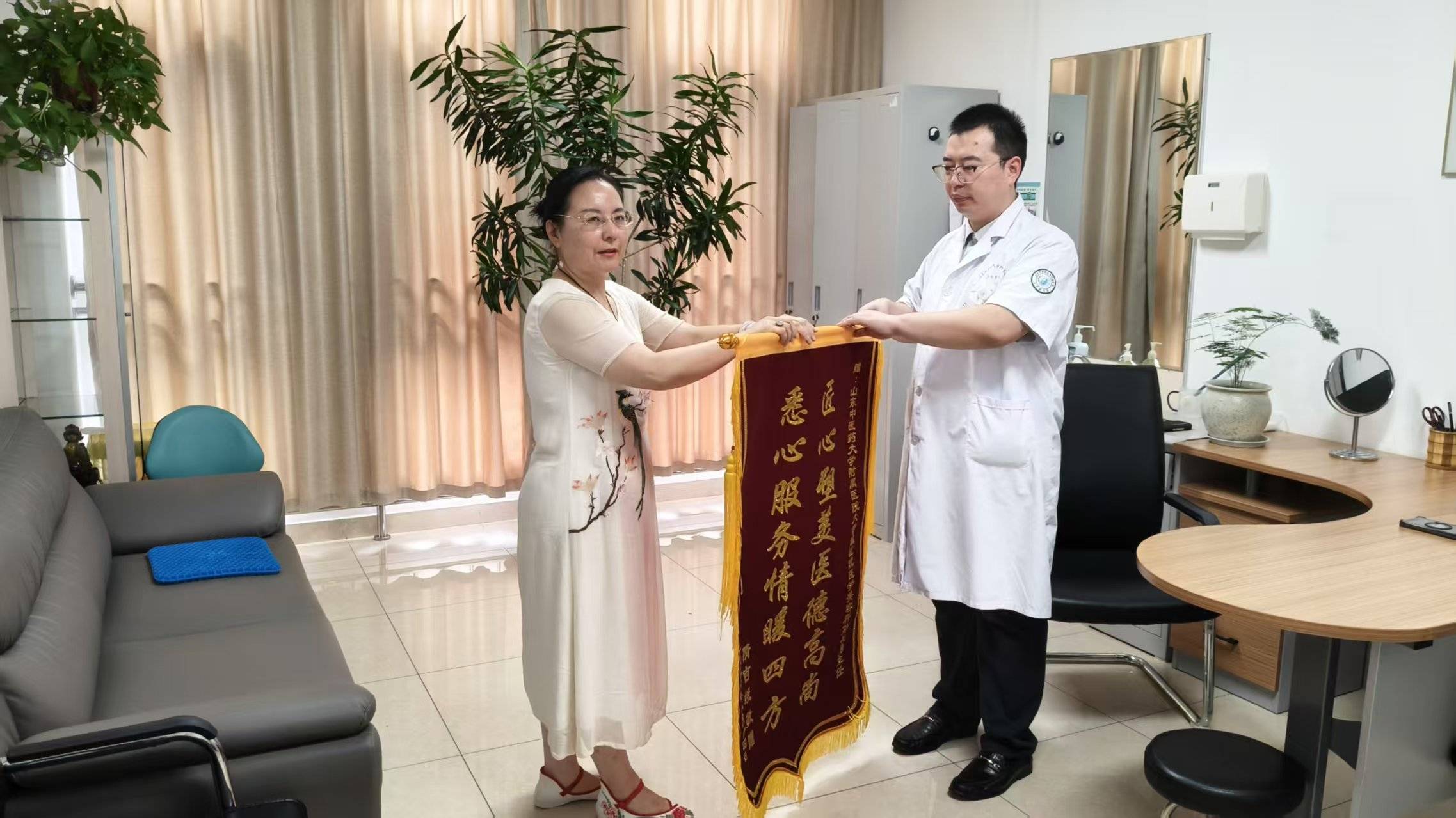 匠心醫美贏口碑 錦旗致謝顯真情——濟南長清大學城醫院醫療美容科獲患者讚譽