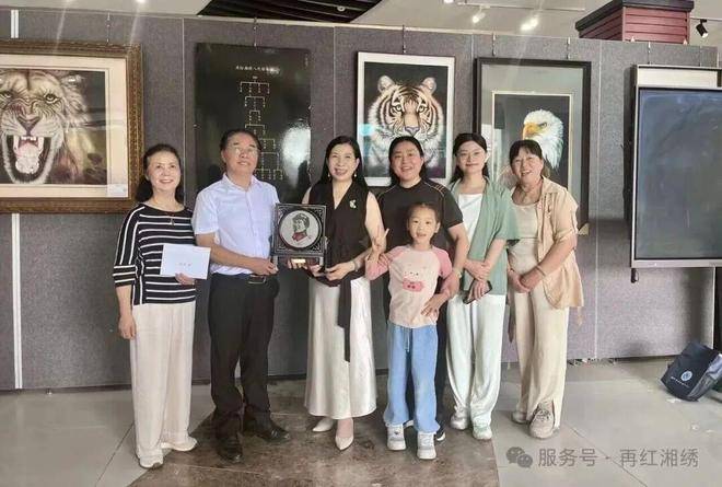 翰墨繡韻兩相融 曾昭才先生向長沙市湘繡研究所捐贈書法與著作 老中青攜手共傳湖湘文脈