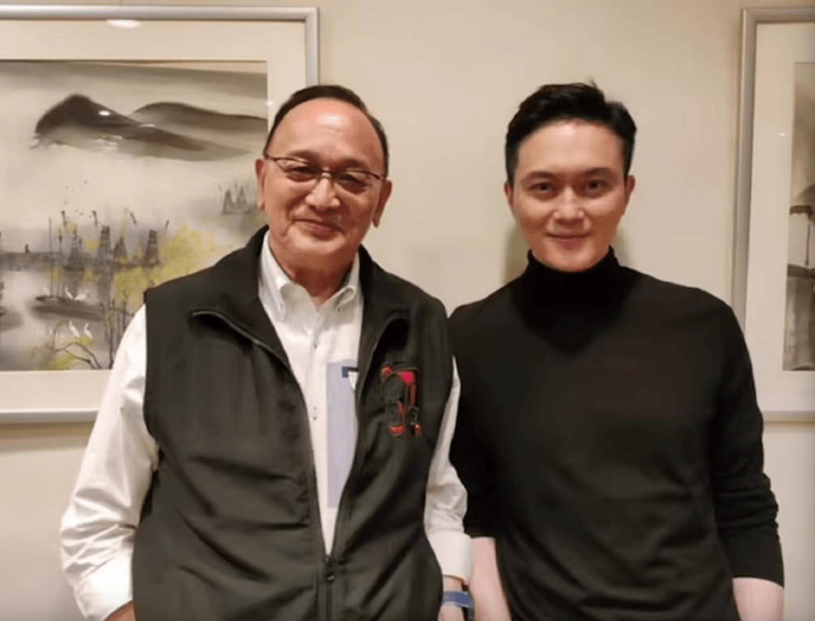 原創77歲曹查理現身廣州街頭，面色紅潤胖了不少，自曝在東莞租房養老
