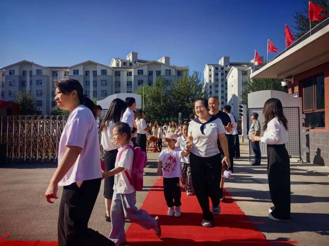 萌娃報到！我市多所小學舉行秋季開學典禮暨一年級迎新儀式