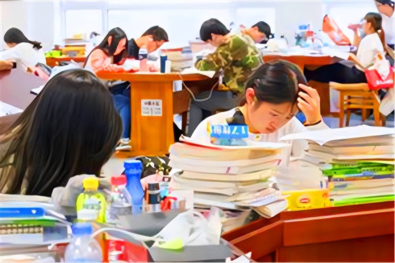 原創開學早八擠爆食堂圖書館 00後新生花式摸魚苦中作樂嗨翻